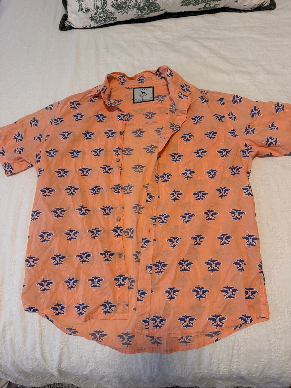 Casual Coral Short-Sleeve Button-Down Shirt with Navy Print